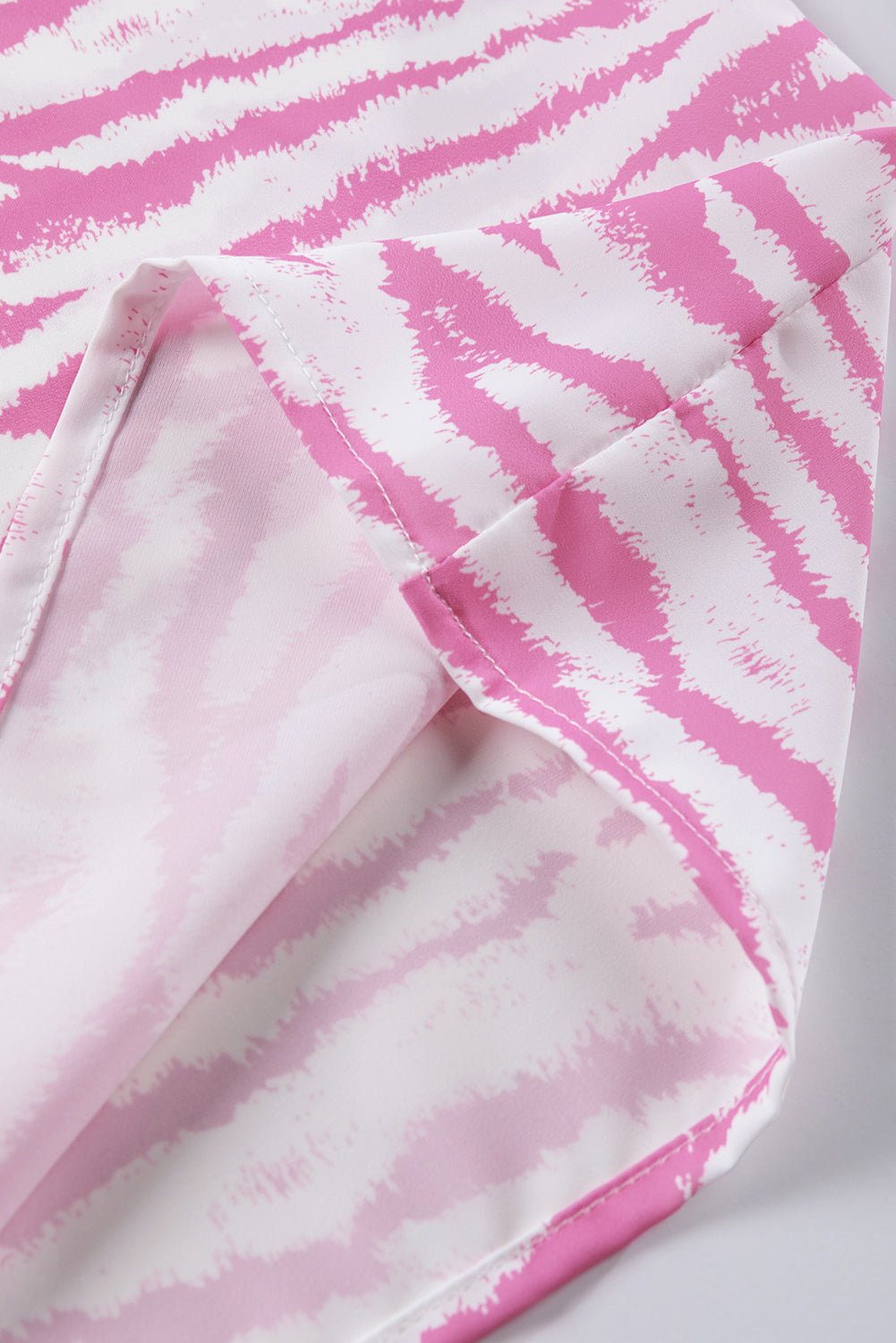 Bluza s kratkimi rokavi z v-izrezom in vzorcem roza zebra