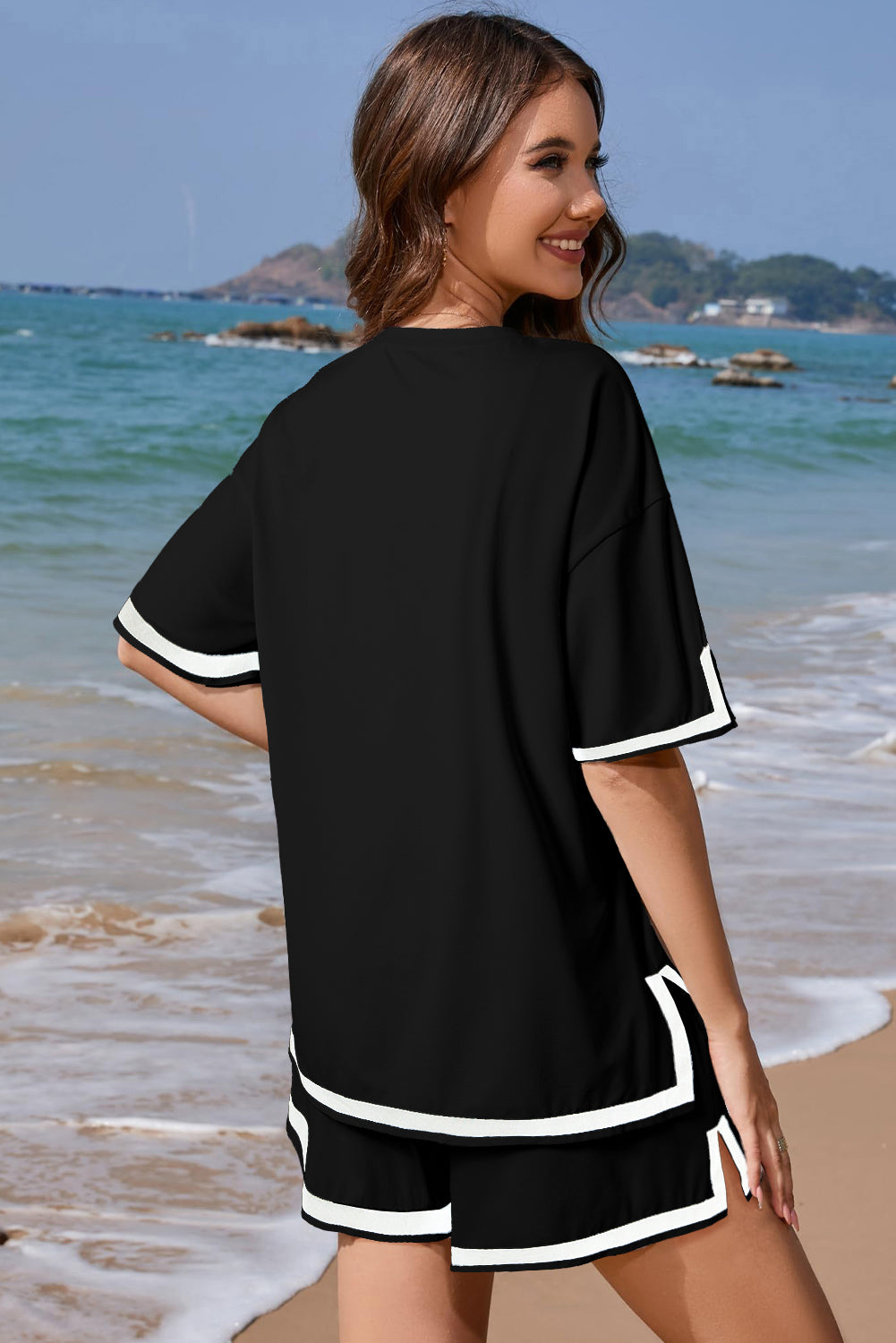 Schwarzes Set aus T-Shirt und Shorts mit Kontrastbesatz