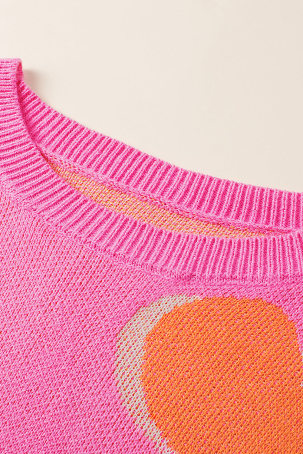 Bonbon pulover s cvjetnim uzorkom veće veličine na spuštena ramena