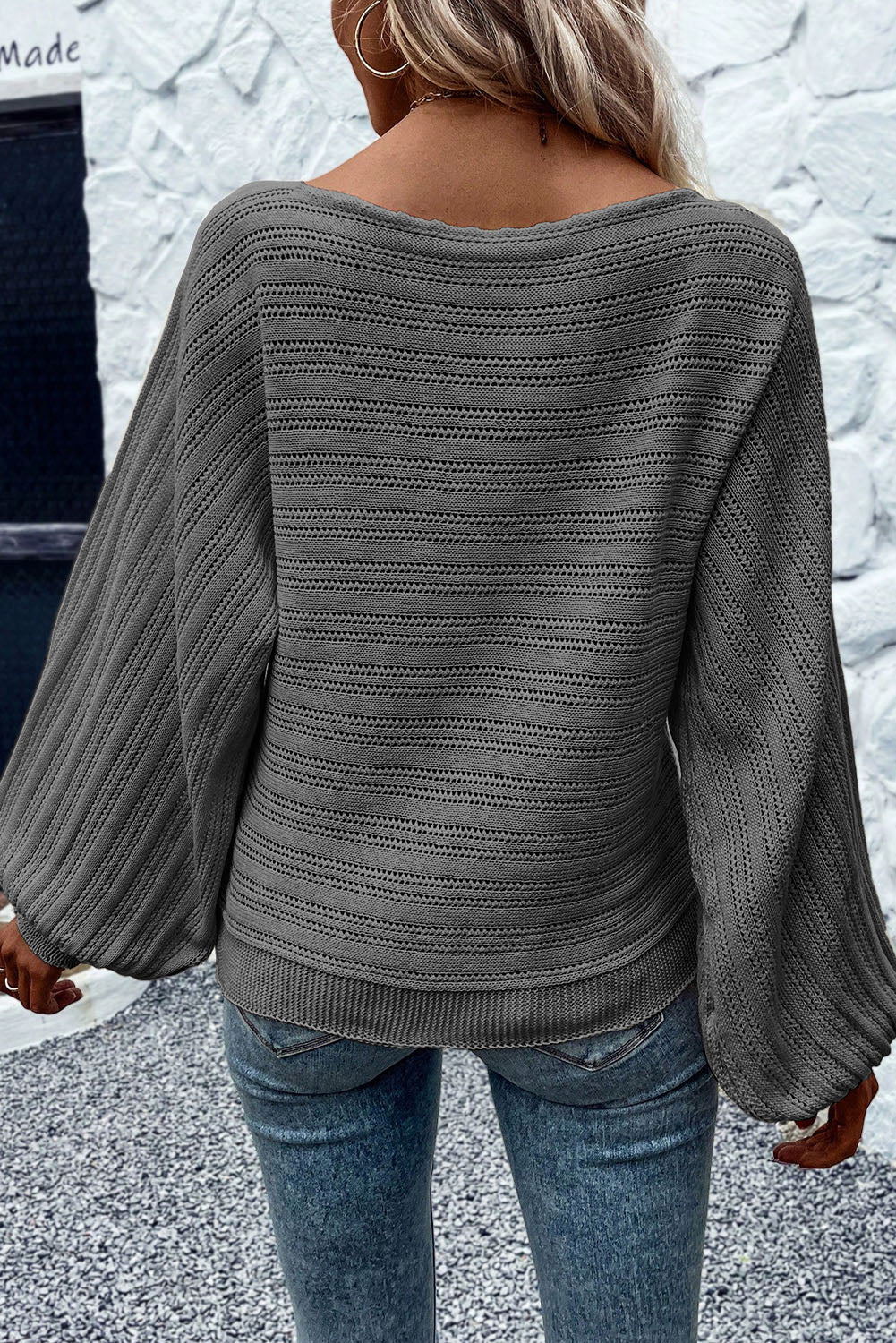 Tamno sivi pleteni pulover s lanternastim rukavima i ušicama
