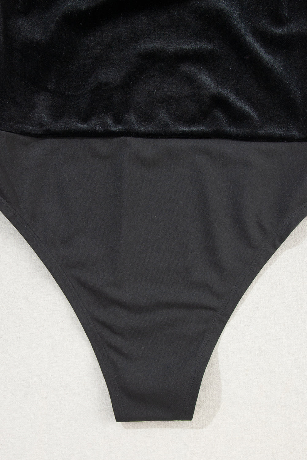 Body con scollo a V a maniche lunghe in velluto nero con perline