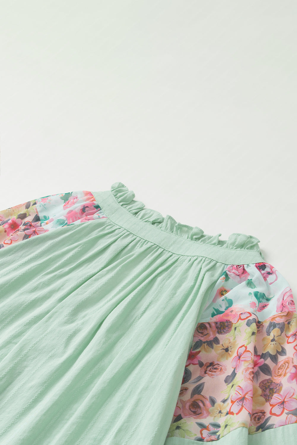 Grün bedruckte, florale Patchwork-Bluse mit Rüschen und Schlitz