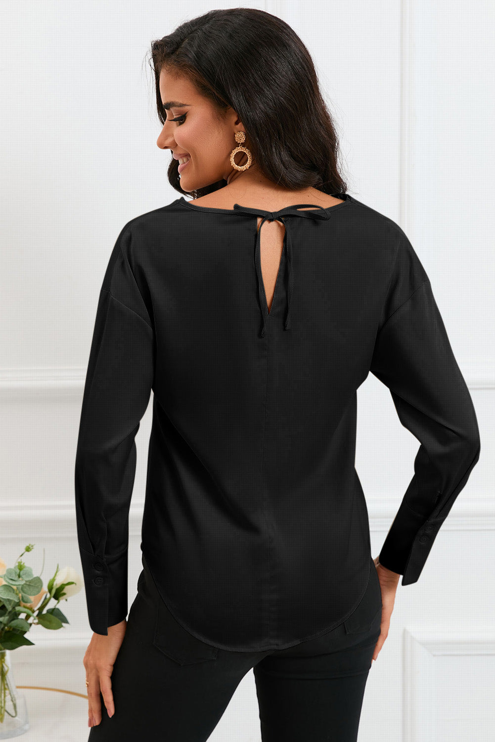 Crna elegantna bluza s dugim rukavima i dugim rukavima