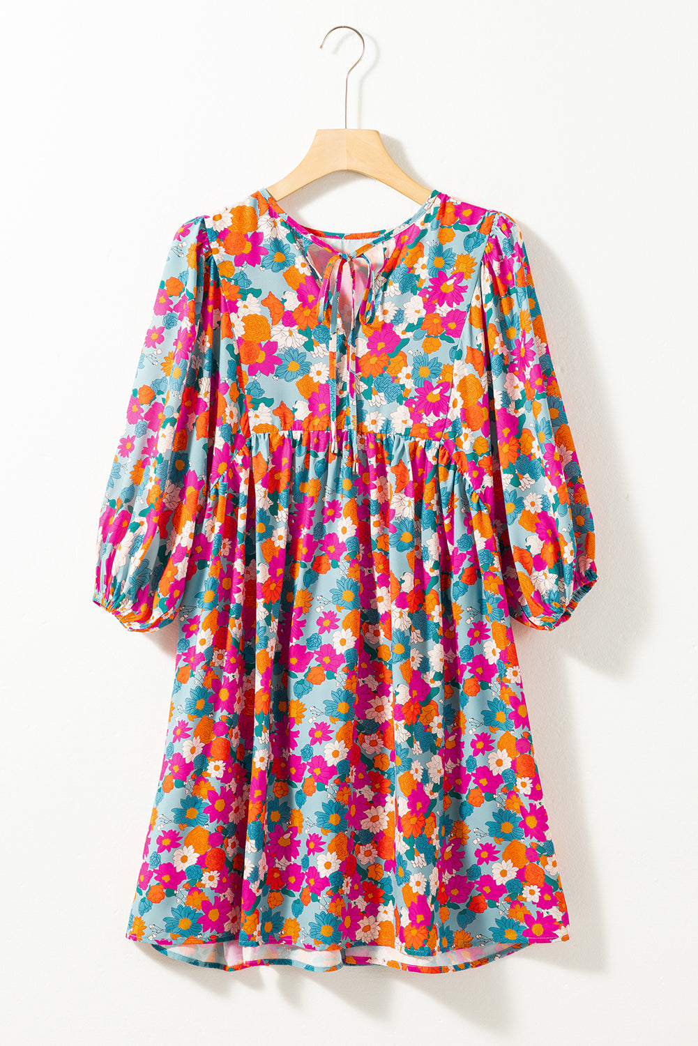 Himmelblaues Babydoll-Kleid mit Blumenmuster und Schlitz am Ausschnitt und Blasenärmeln