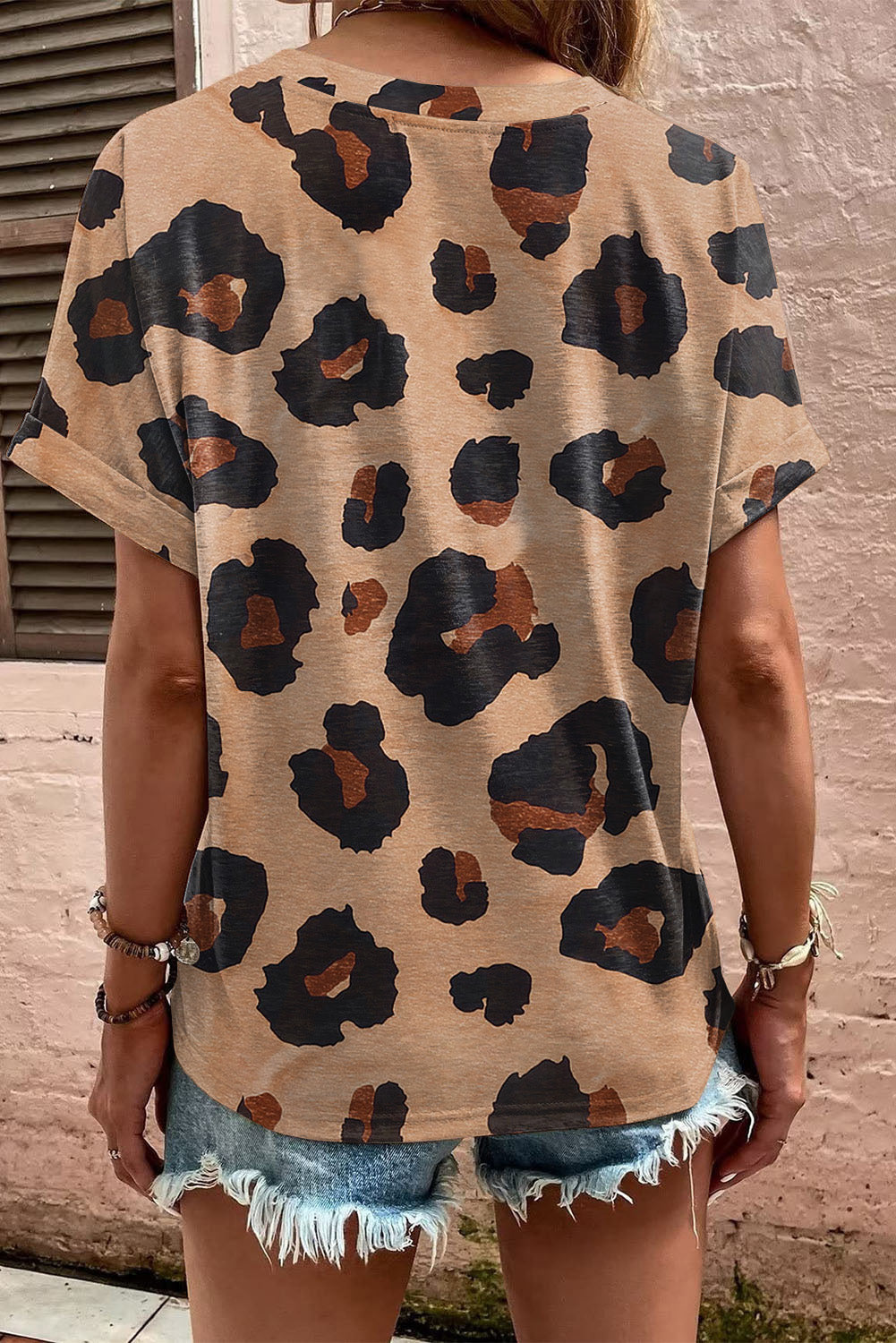 T-shirt con scollo a V abbottonata a maniche corte piegata leopardata beige francese chiaro