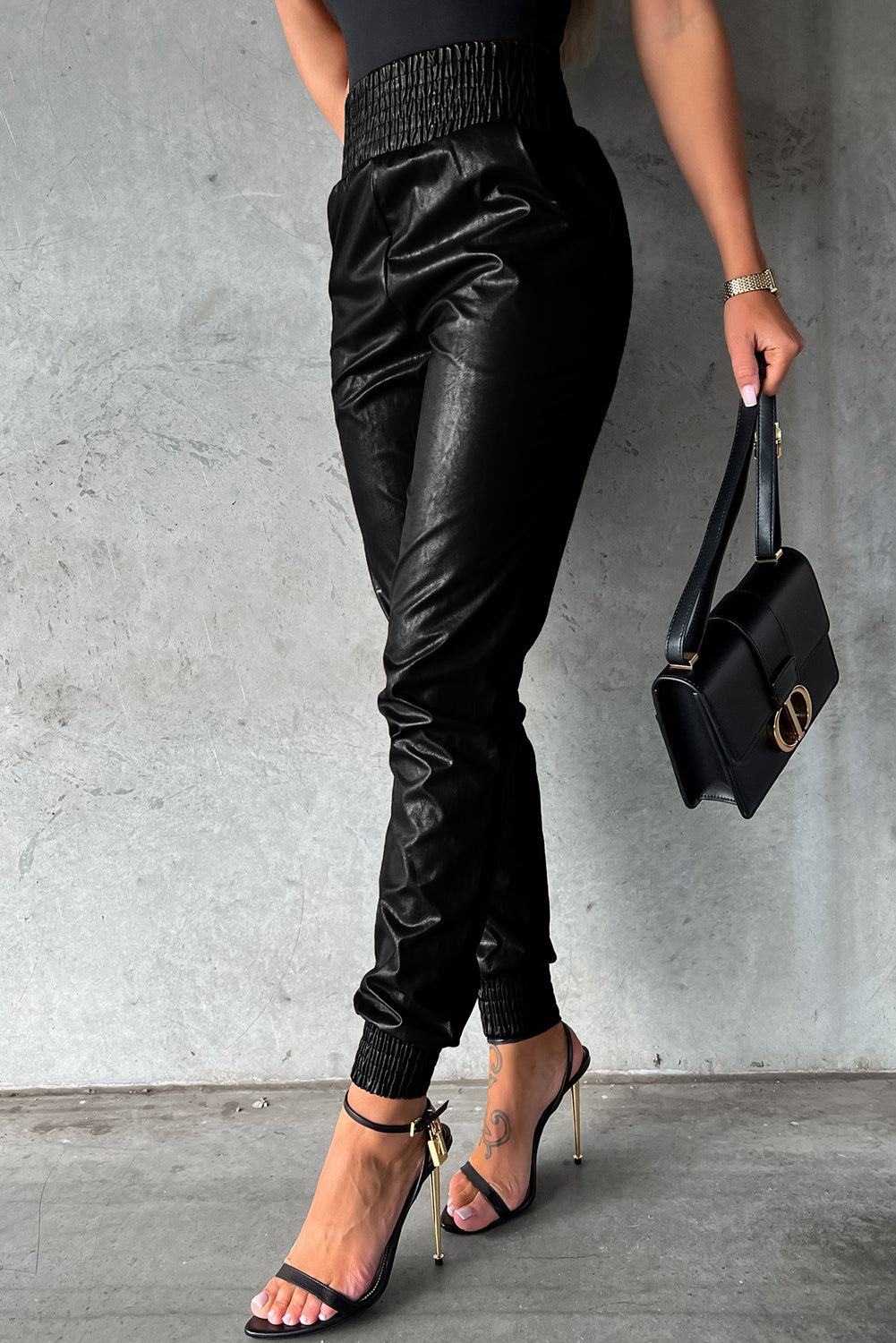Pantalon skinny en cuir taille haute smocké noir