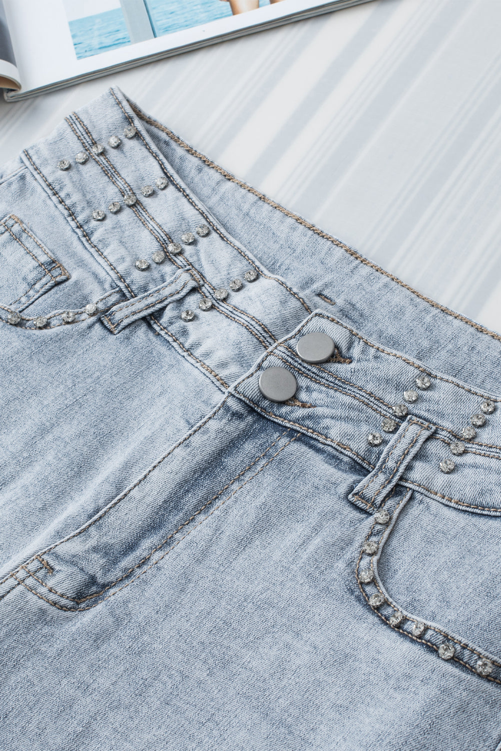 Pantaloncini di jeans lavati vintage con borchie di diamanti blu cielo