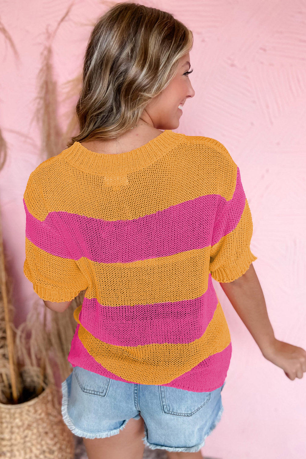 Pleten pulover s kratkimi rokavi z oranžnimi črtami in barvnimi bloki
