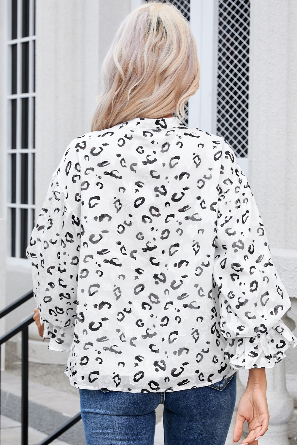 Chemise blanche boutonnée à imprimé léopard et manches à volants