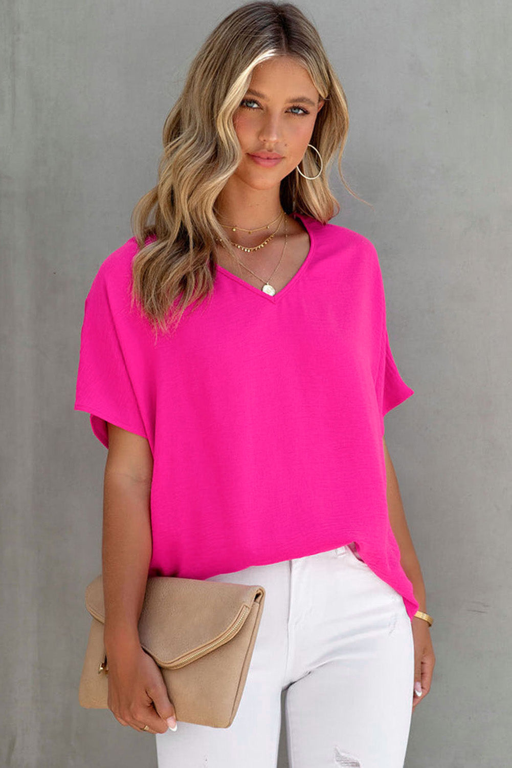 Rožnata enobarvna bluza s kratkimi rokavi z V izrezom