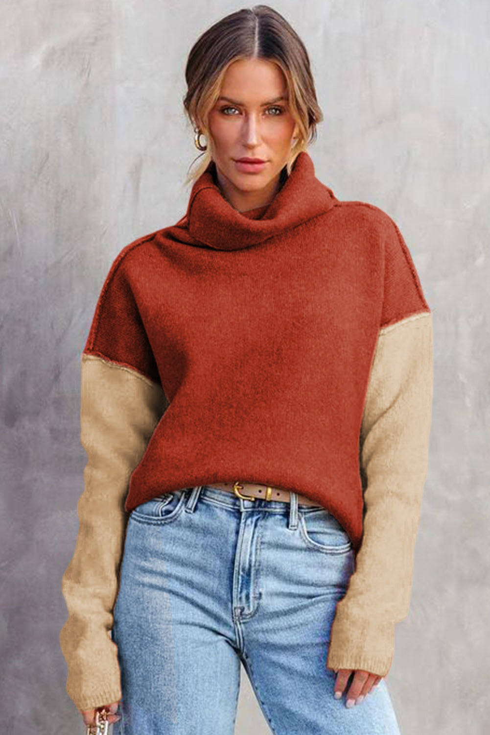 Pleteni pulover na spuštena ramena s kornjačevim ovratnikom i blokovima crvene boje