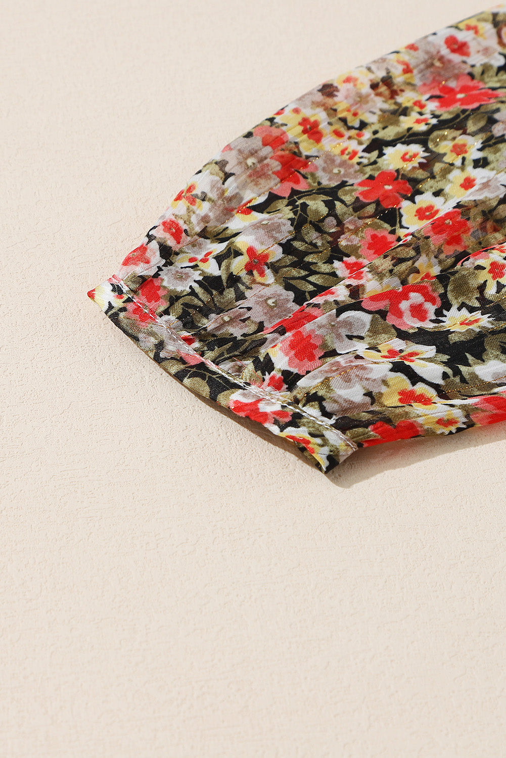 Khakifarbene, gerüschte Babydoll-Bluse mit V-Ausschnitt und Blumenmuster