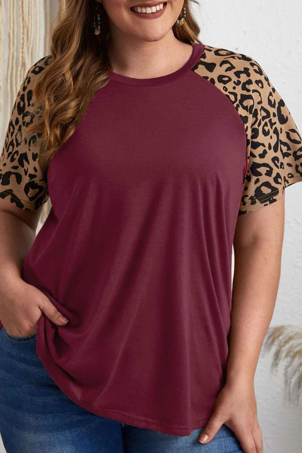 Majica velike velikosti z leopard raglan rokavi v bordo kontrastni barvi