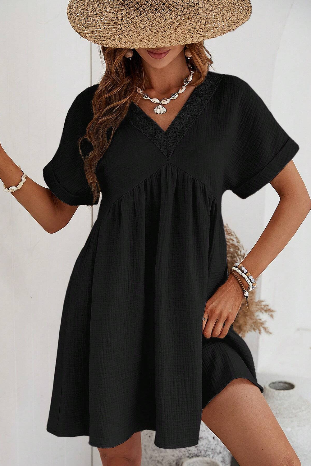 Mini-robe noire pliée à manches courtes en dentelle et col en V