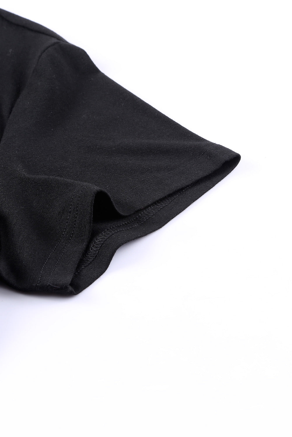 T-shirt noir à bordure en sequins, col en V, poche poitrine, grande taille