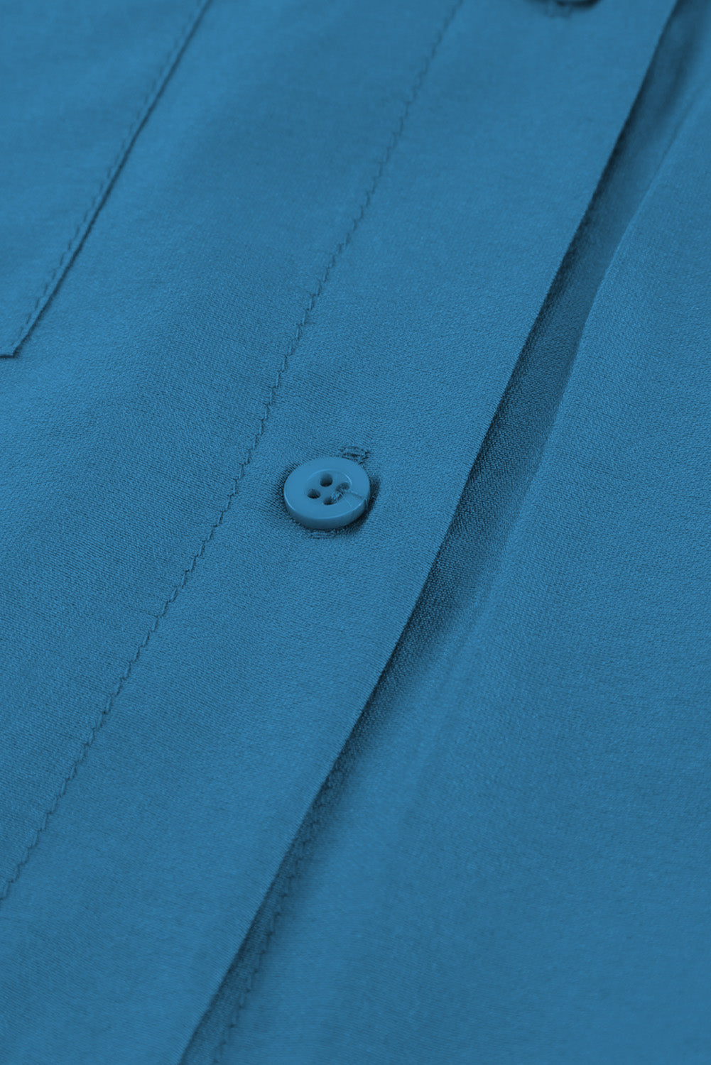 Modra srajca z žepi z valovitimi rokavi