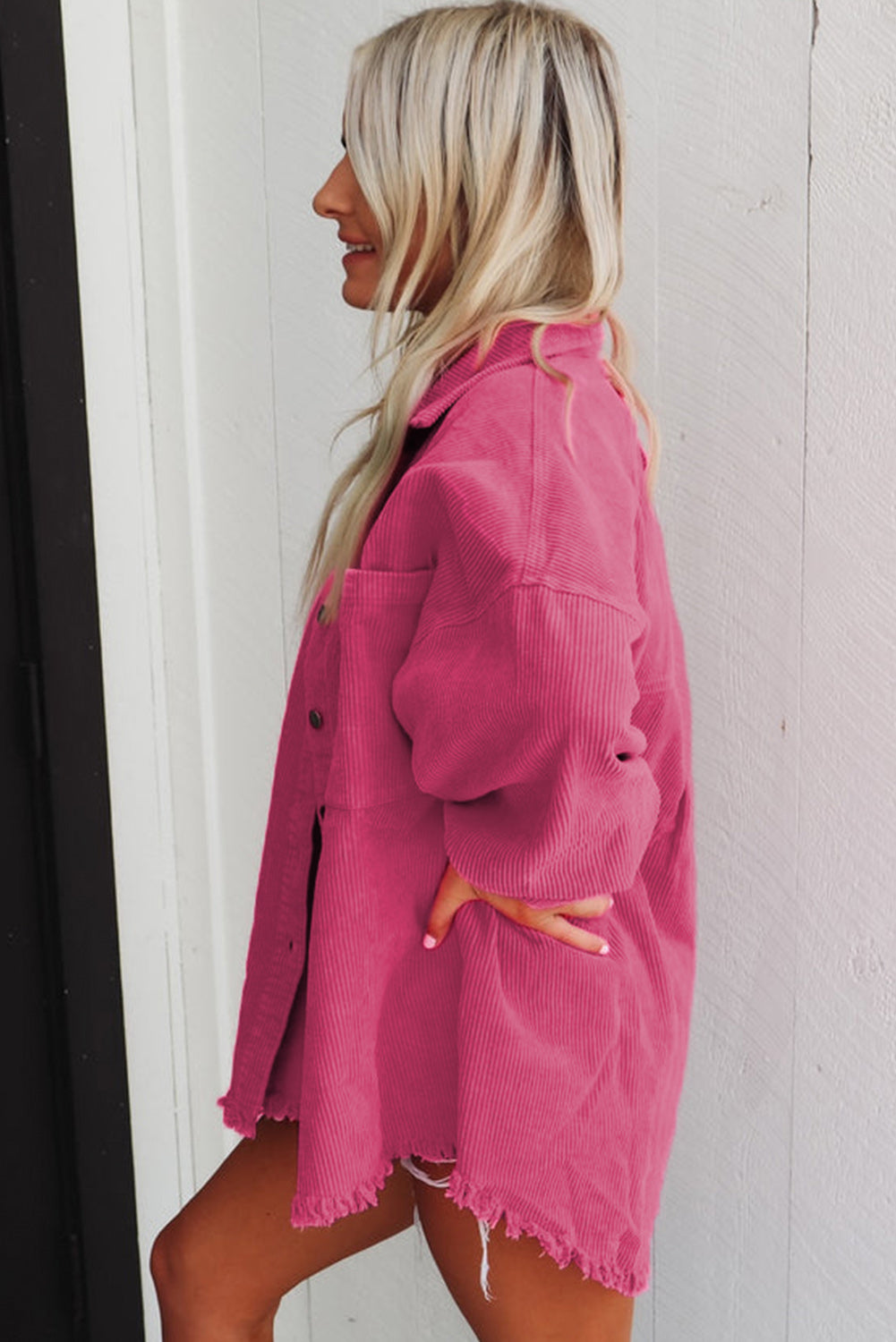 Svijetlo ružičasta jakna s dva džepa na prsima s neobrađenim porubom