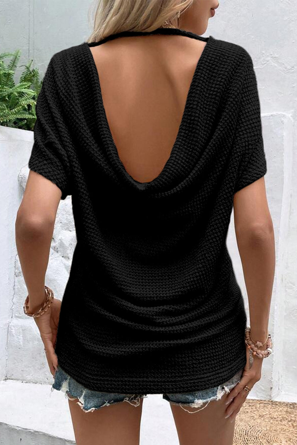 Schwarzes, drapiertes, strukturiertes T-Shirt mit offenem Rücken