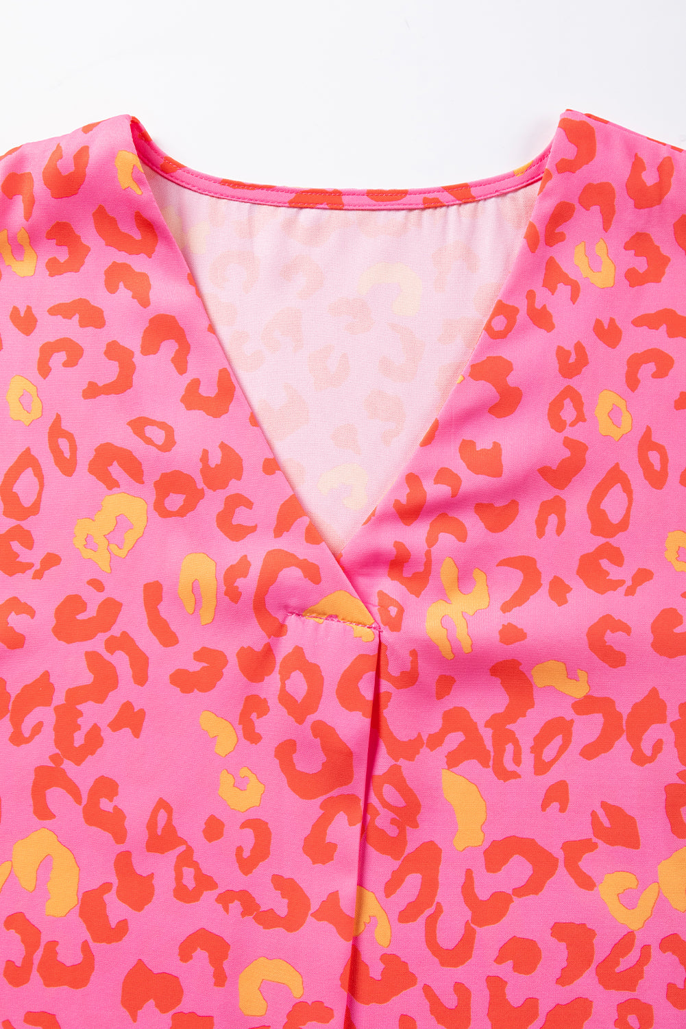 Rosafarbene, kurzärmlige Bluse mit Leopardenmuster und V-Ausschnitt