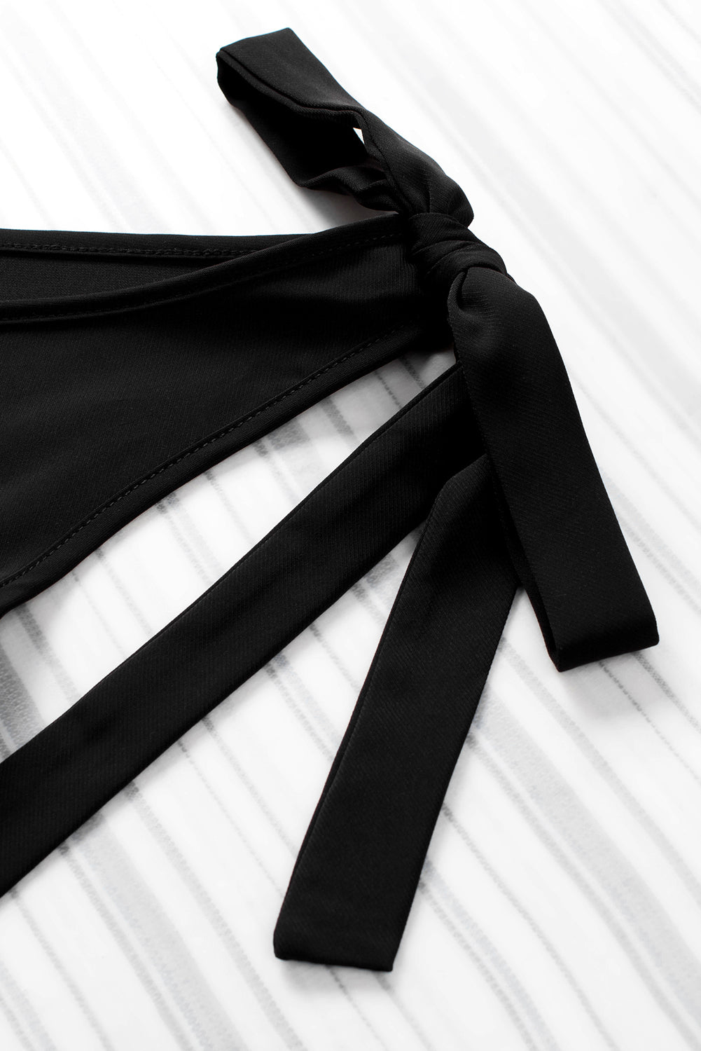 Crna majica s kravatom na ramenima i V izrezom