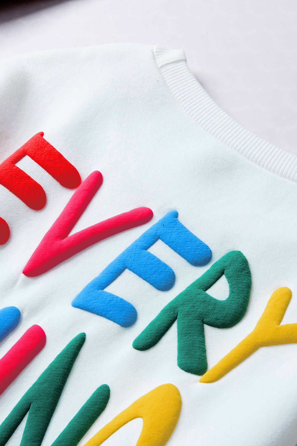 Sweat-shirt blanc avec lettres colorées, TOUT ira bien
