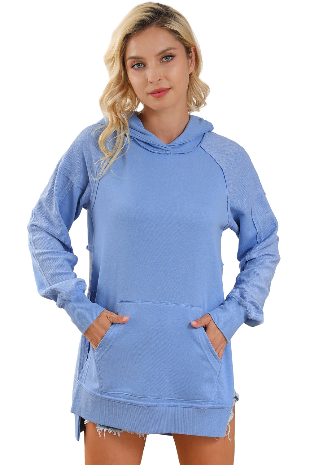Blauer Tunika-Hoodie im Patchwork-Stil mit Kängurutaschen und rohen Nähten
