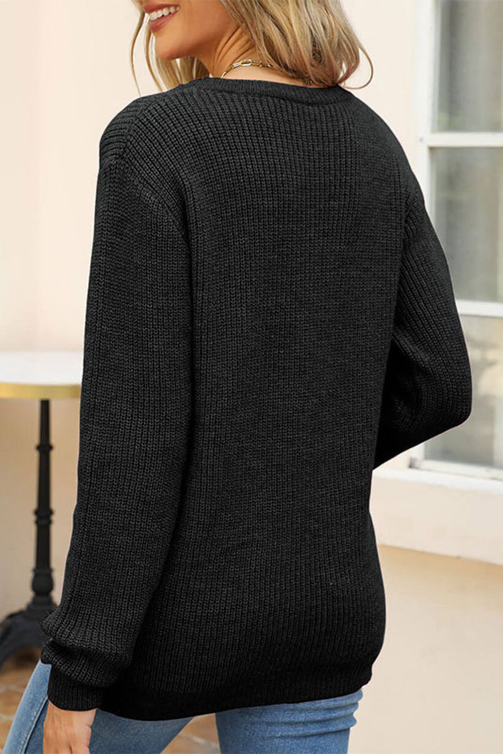 Crni pulover s okruglim izrezom u obliku srca za Valentinovo