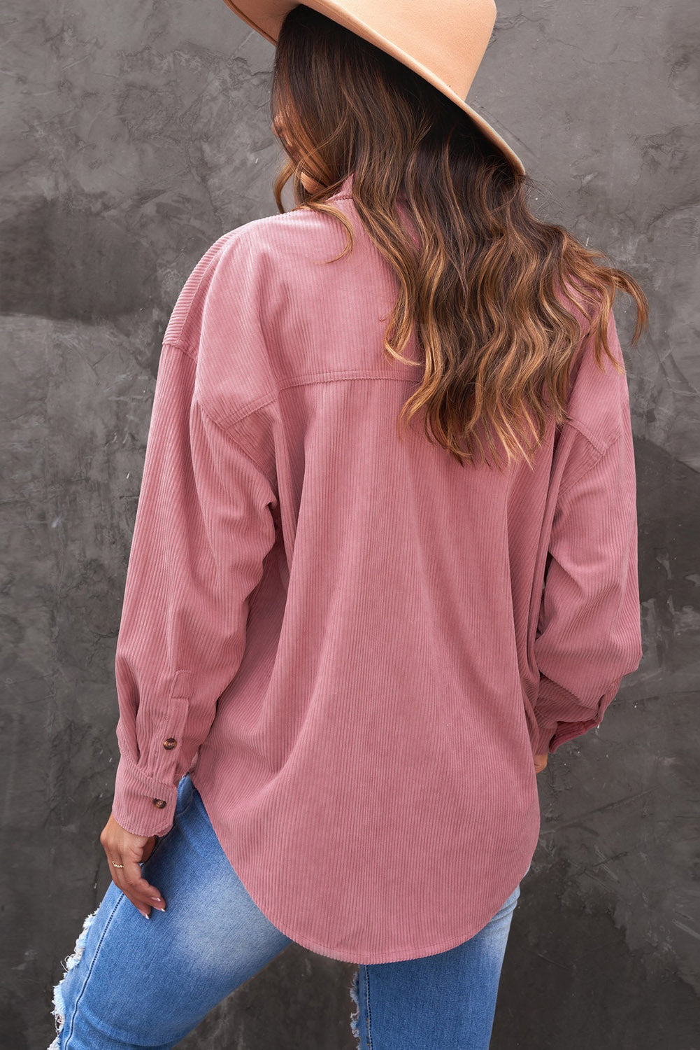 Chemise rose à poche boutonnée en velours côtelé