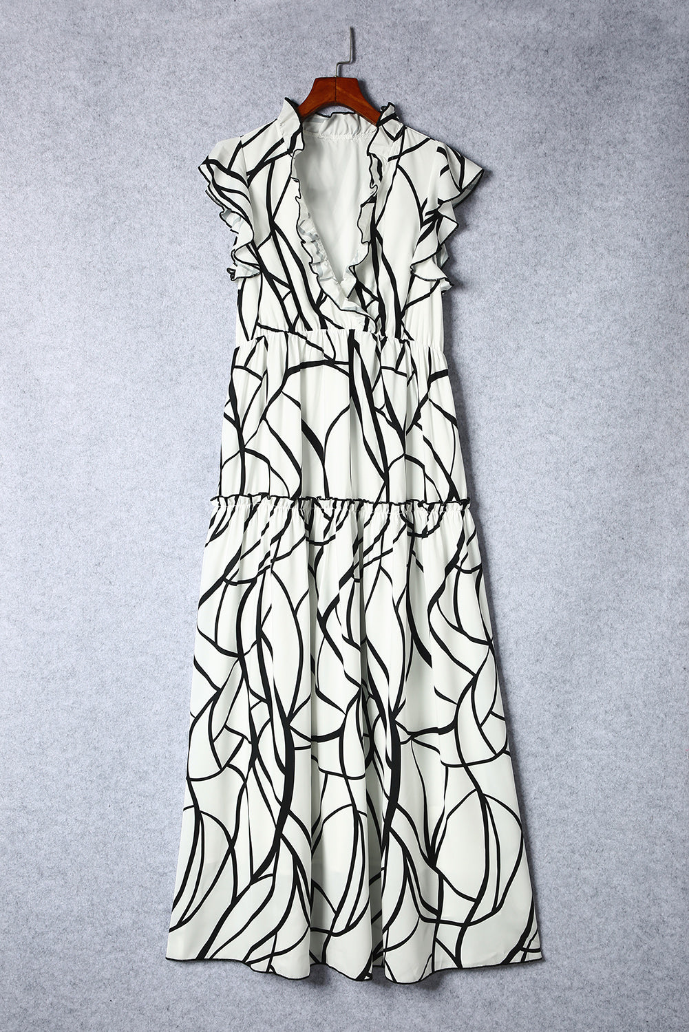Bela maksi obleka z abstraktnim potiskom vena in naborki