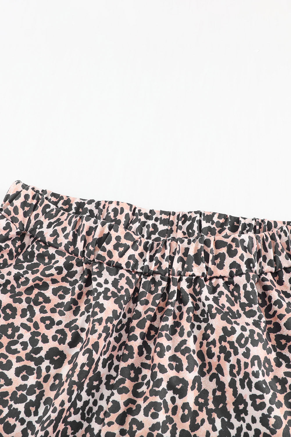 Top z dolgimi rokavi in ​​salonski komplet hlač z leopardjim vzorcem