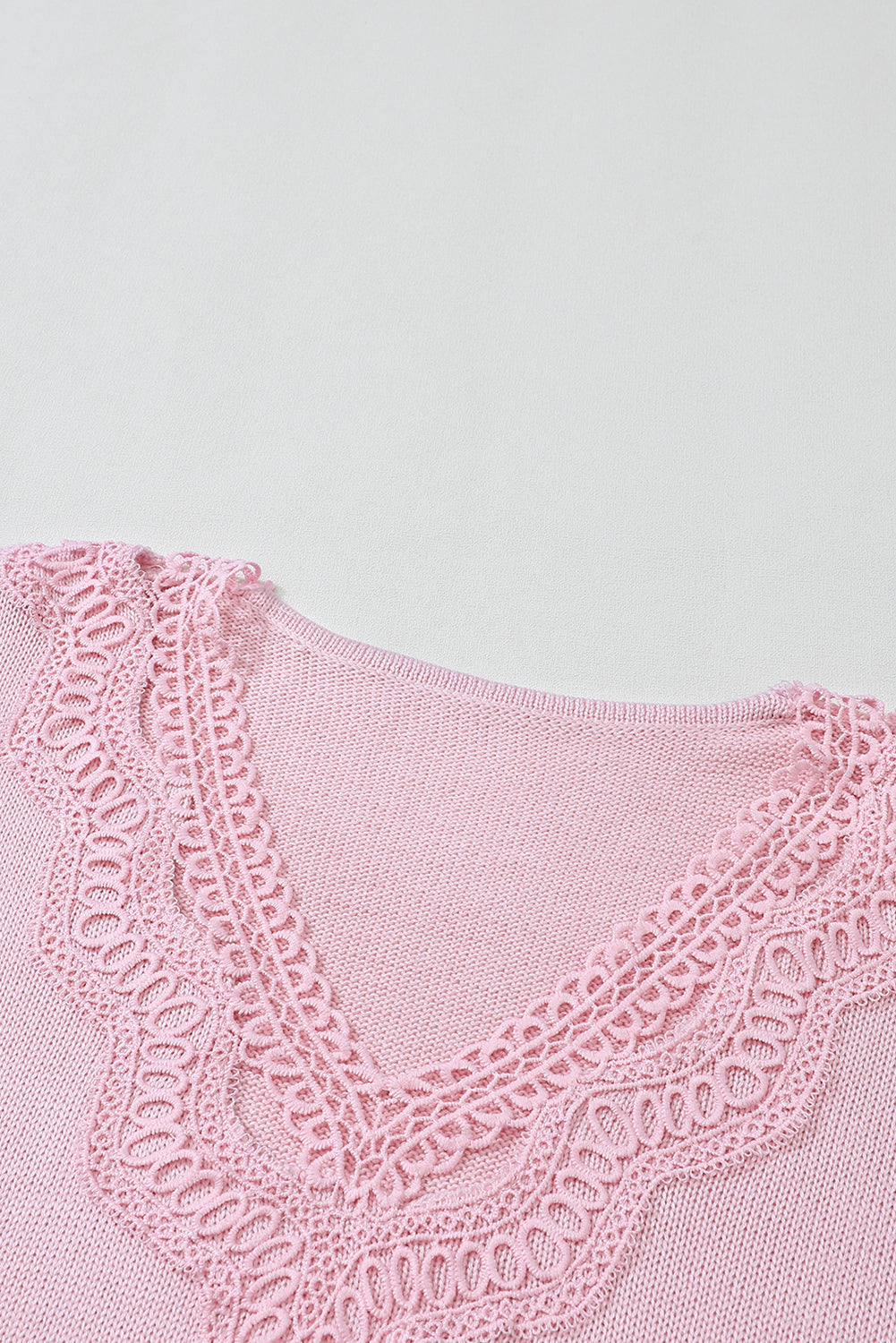 Široki pulover s V izrezom od ružičaste izdubljene čipke