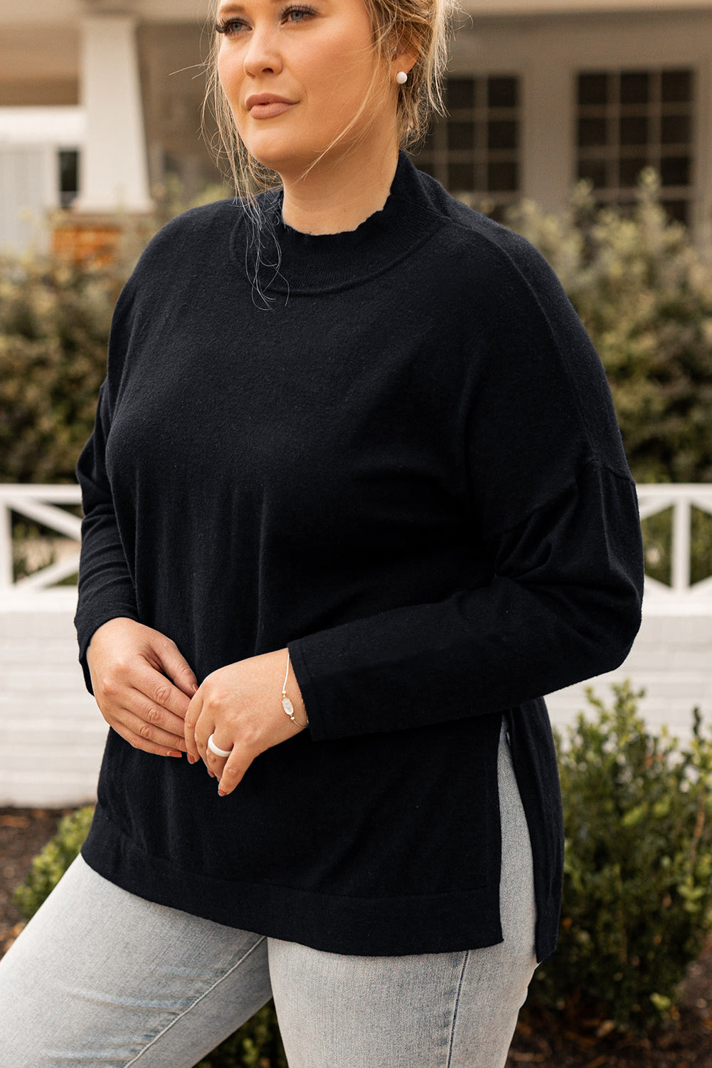 Schwarzer, lockerer Pullover mit seitlichen Schlitzen und Stehkragen in Übergröße