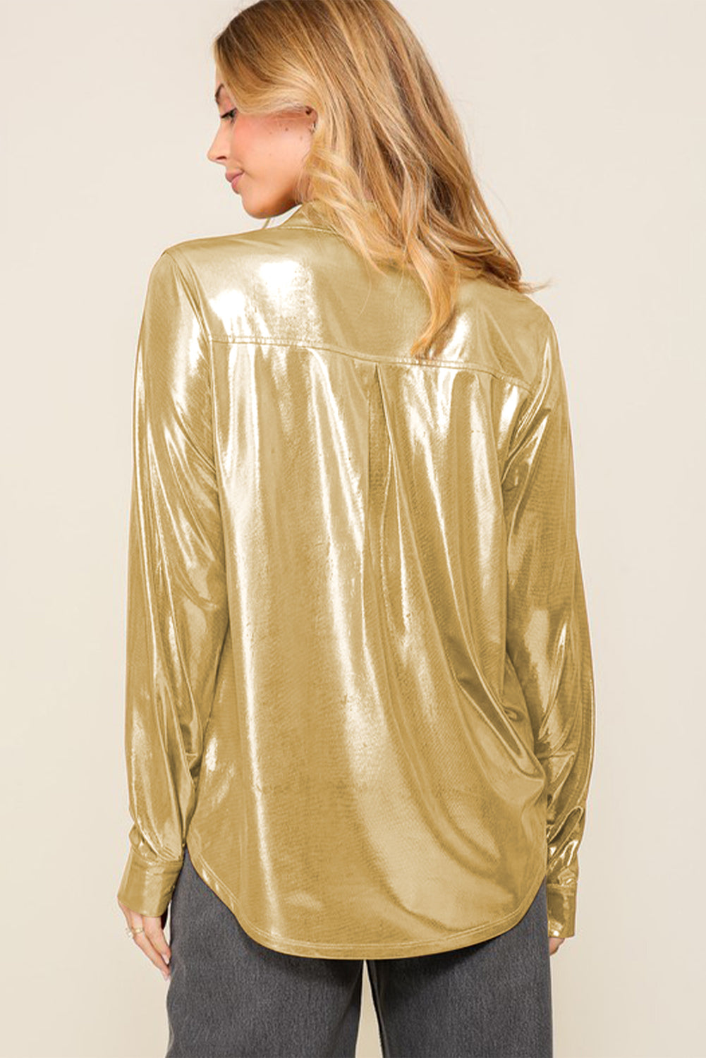 Zlatna metalik sjajna košulja s džepovima na prsima