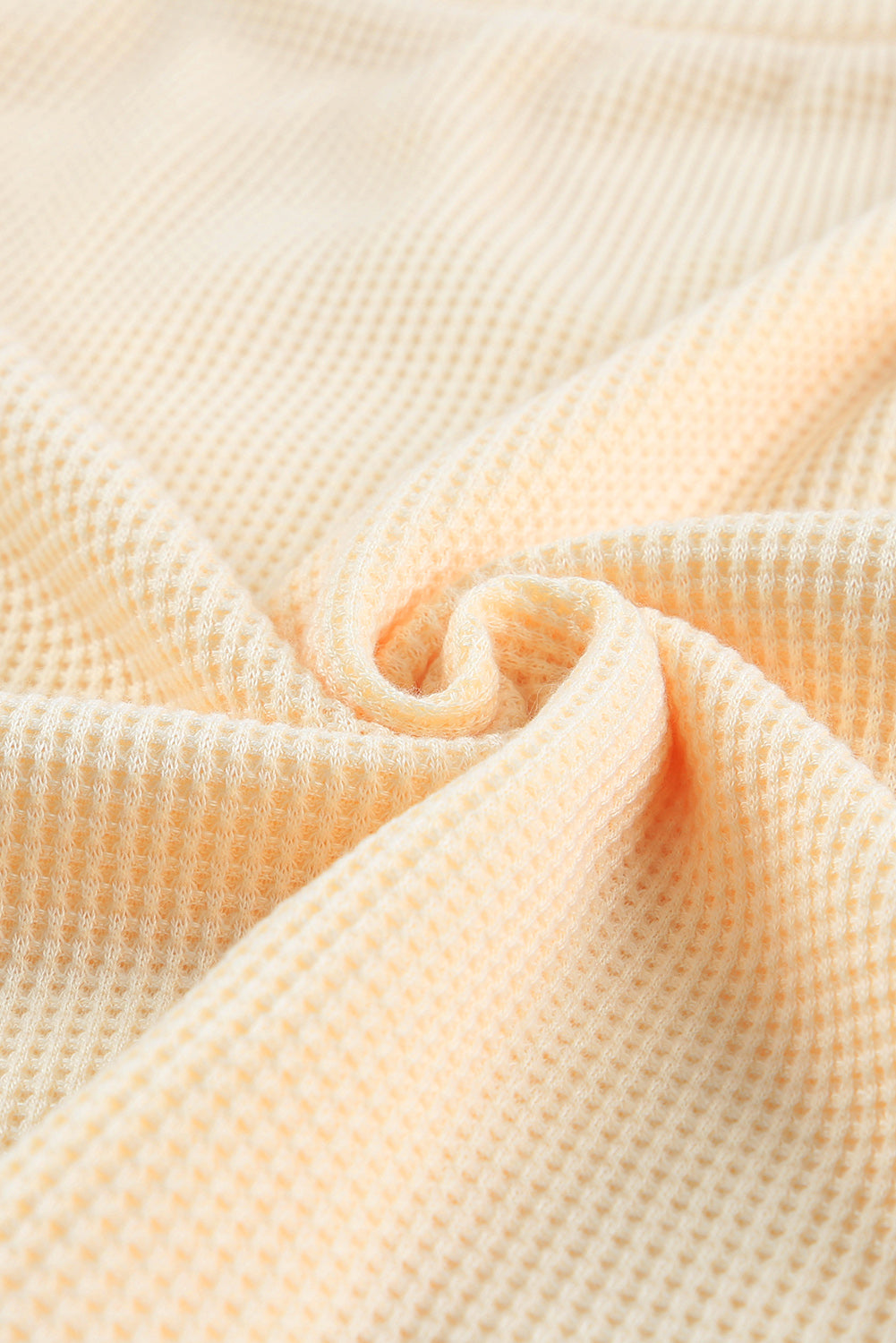 Apricot pletena majica z napihnjenimi rokavi in ​​vafelj z okroglim izrezom