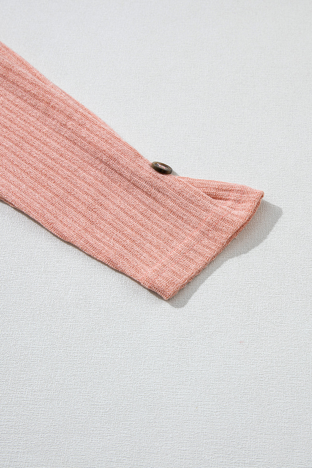 Rosébraunes Henley-Strickoberteil mit Rippstruktur