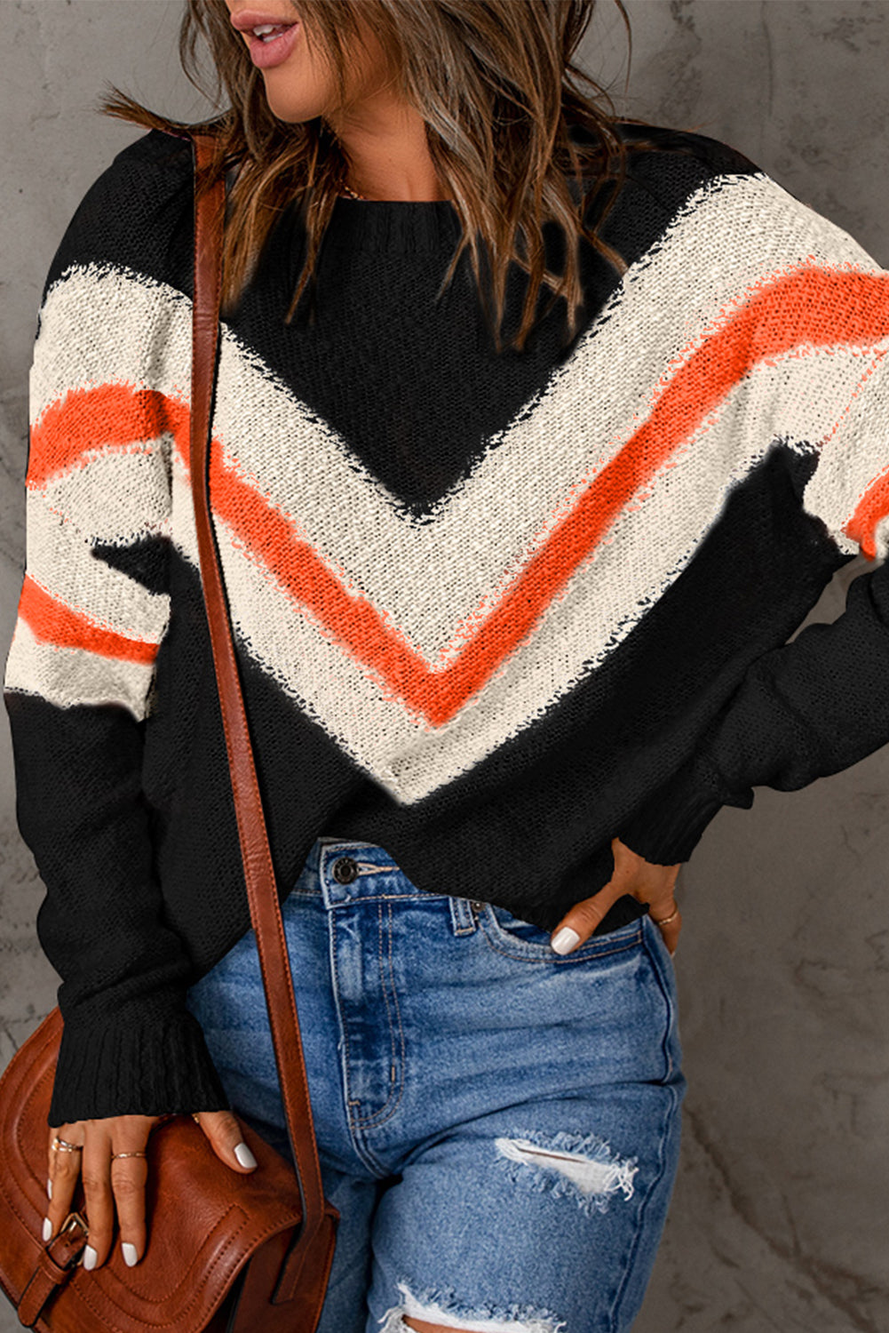 Večbarvni pulover s spuščenimi rameni s črtastimi črtami