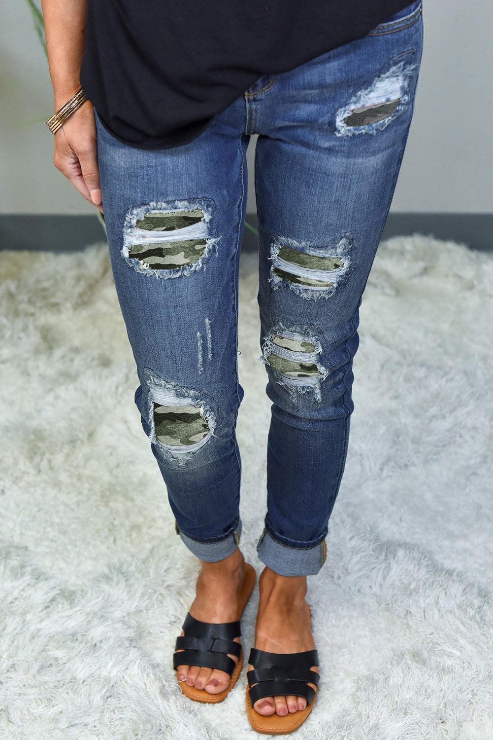 Jeans skinny distrutti con toppa mimetica