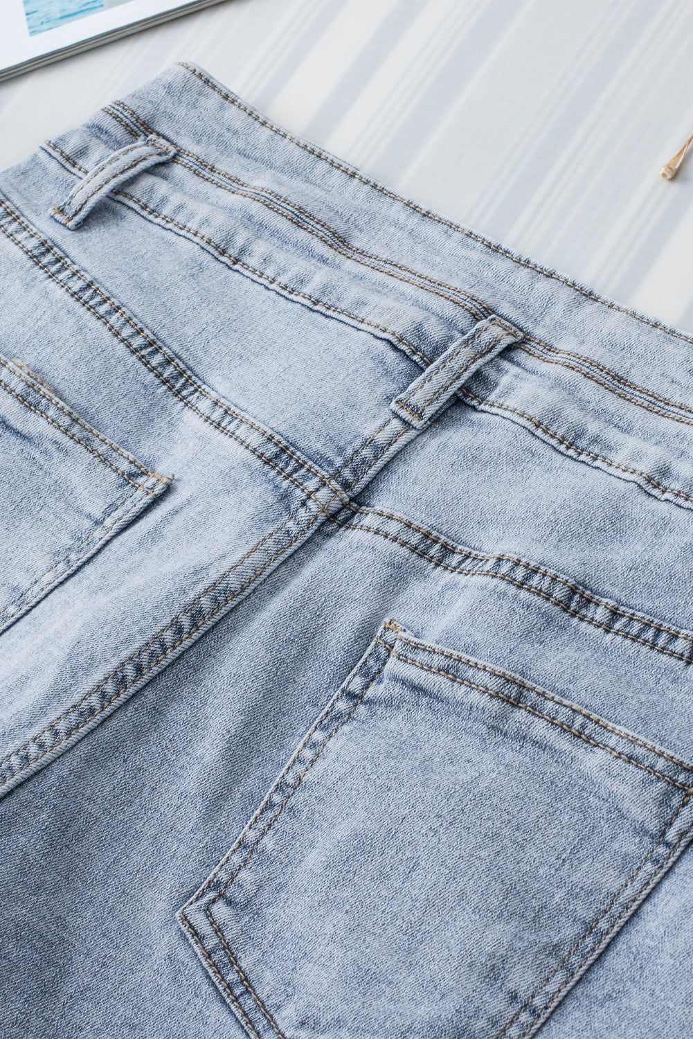 Pantaloncini di jeans lavati vintage con borchie di diamanti blu cielo
