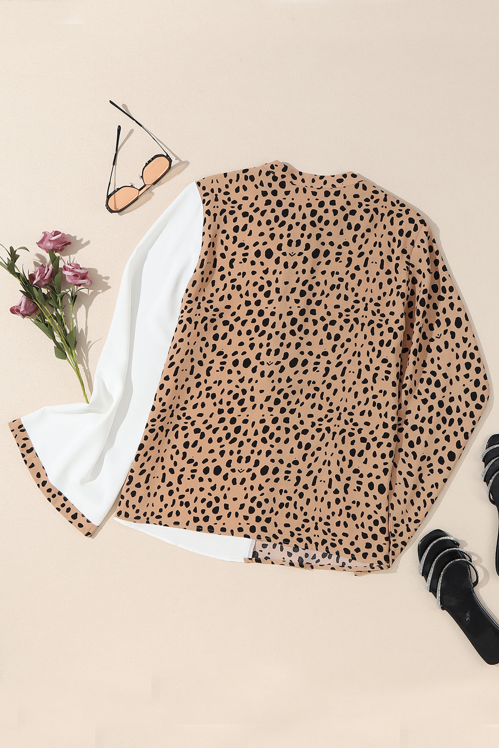Khakifarbene, kontrastierende Halbknopf-Bluse mit Leopardenmuster