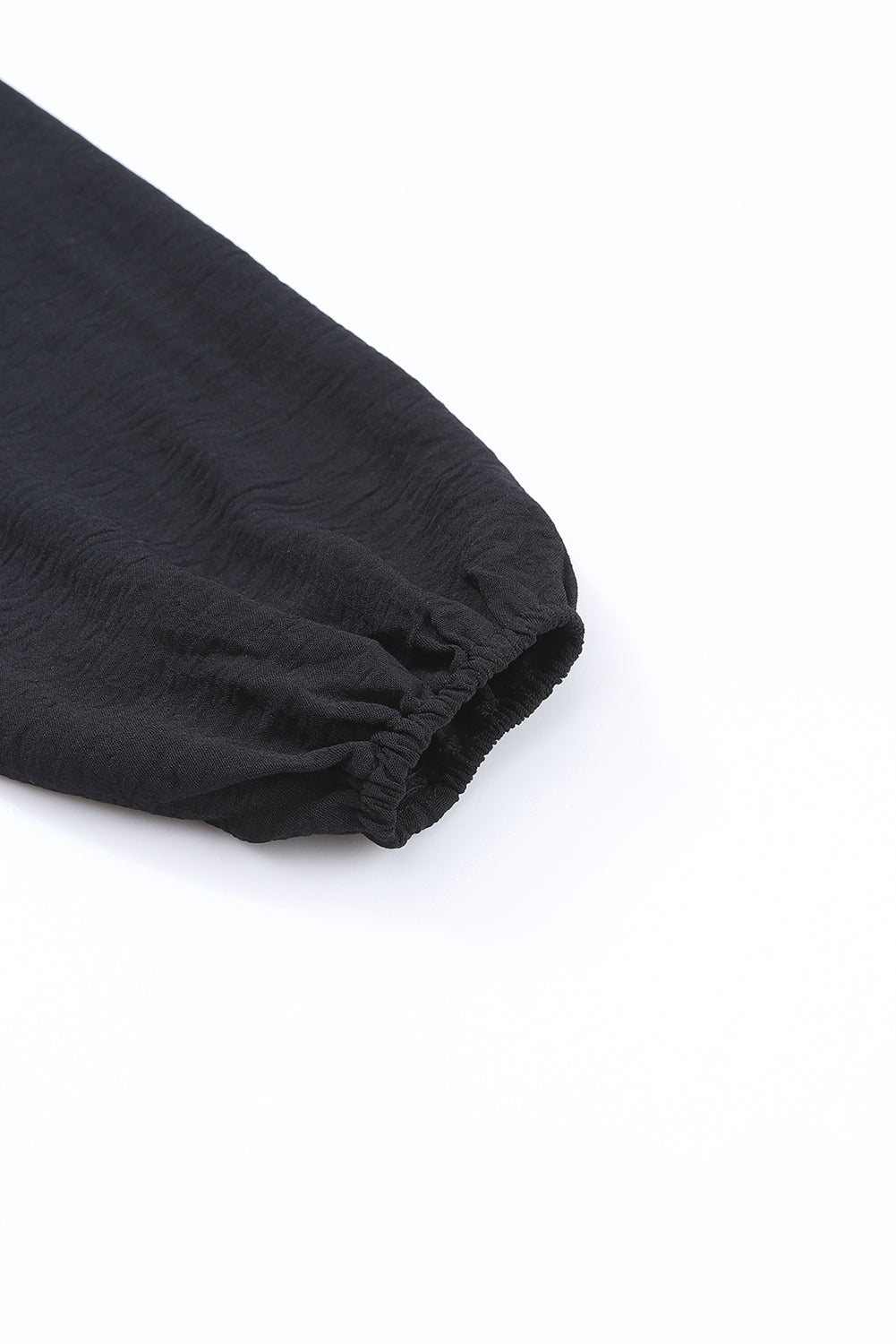 Črn kombinezon s širokimi rokavi in ​​dolgimi rokavi s kvadratnim izrezom