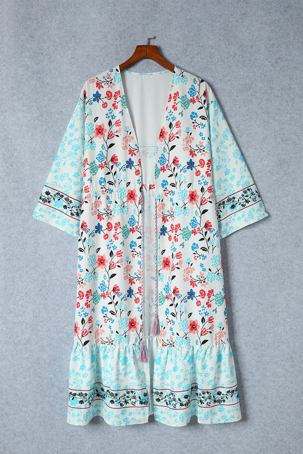 Mehrfarbiger, langärmliger Kimono mit Blumenmuster und Quastenbindung