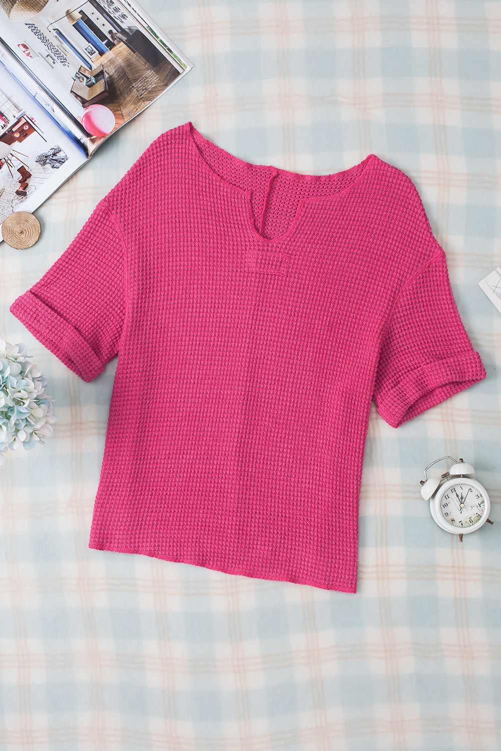 Haut à manches courtes et revers en tricot texturé rose fraise à col fendu