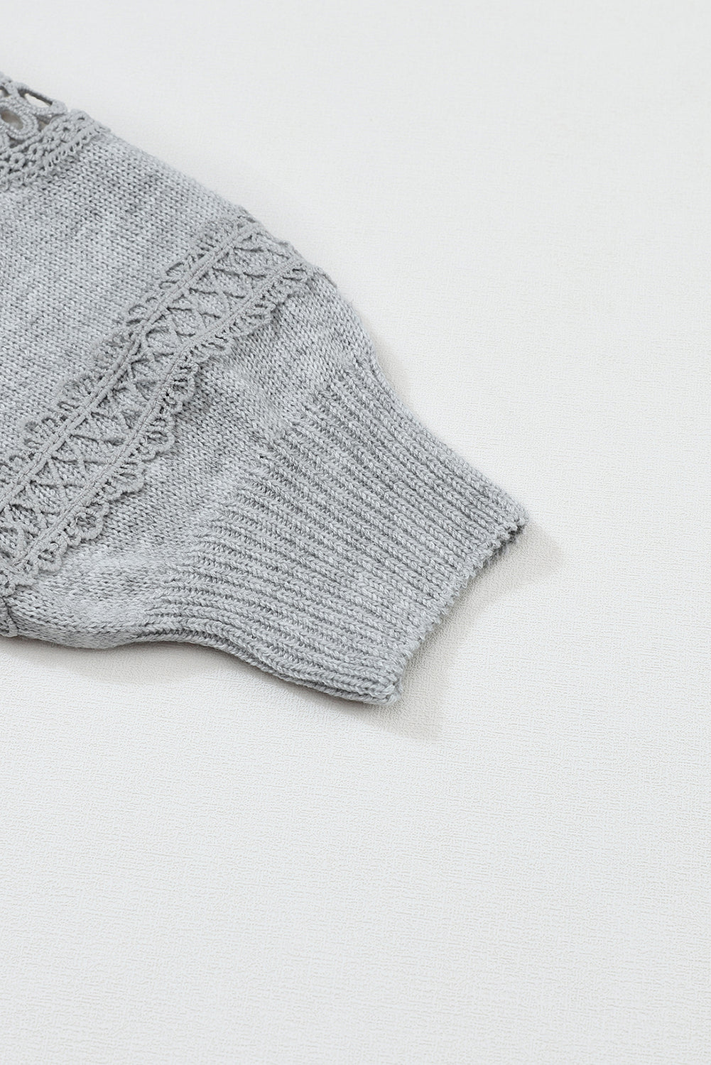 Sivi široki pulover s V izrezom s izdubljenom čipkom