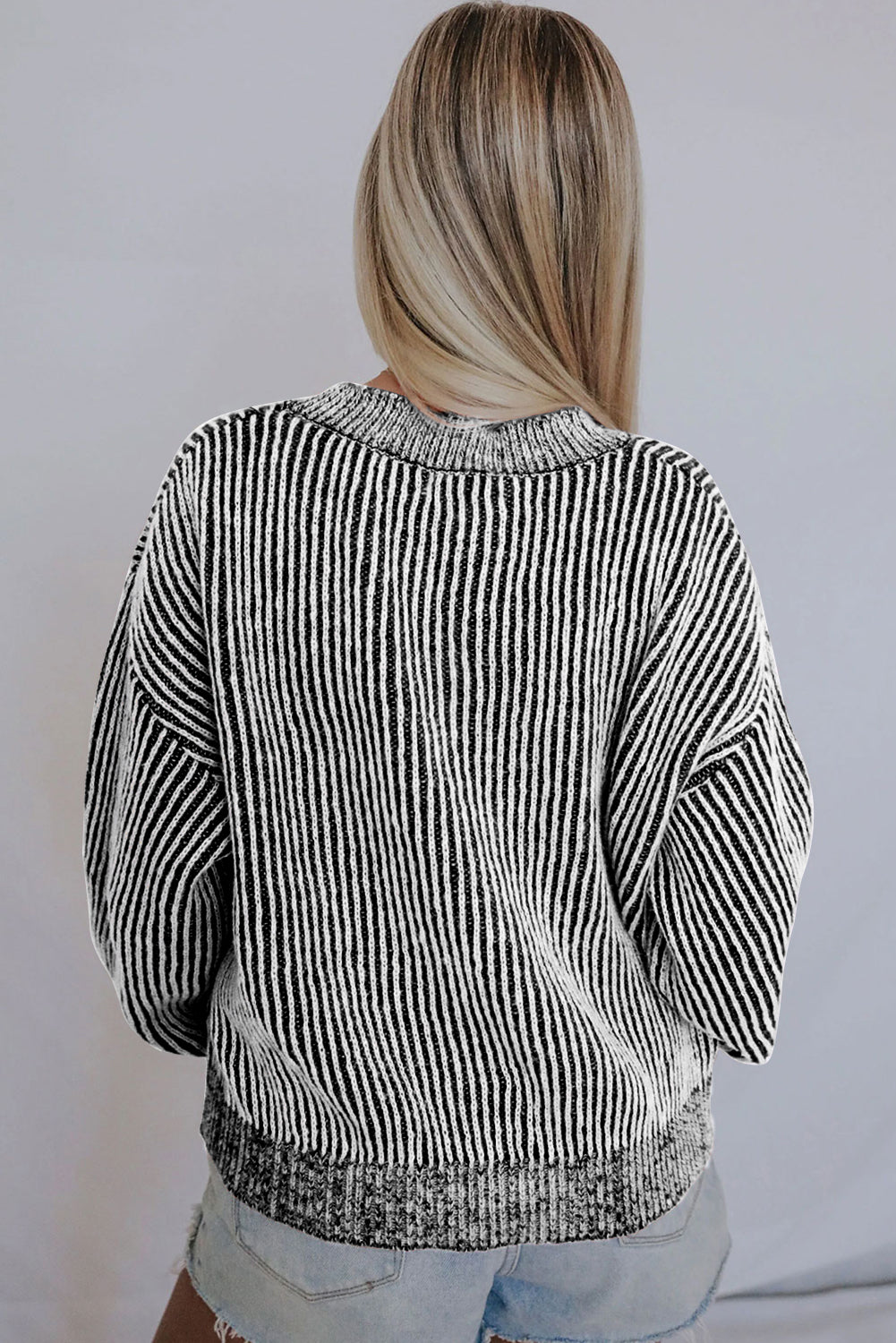 Črn pulover z okroglim izrezom in rebrastim vzorcem