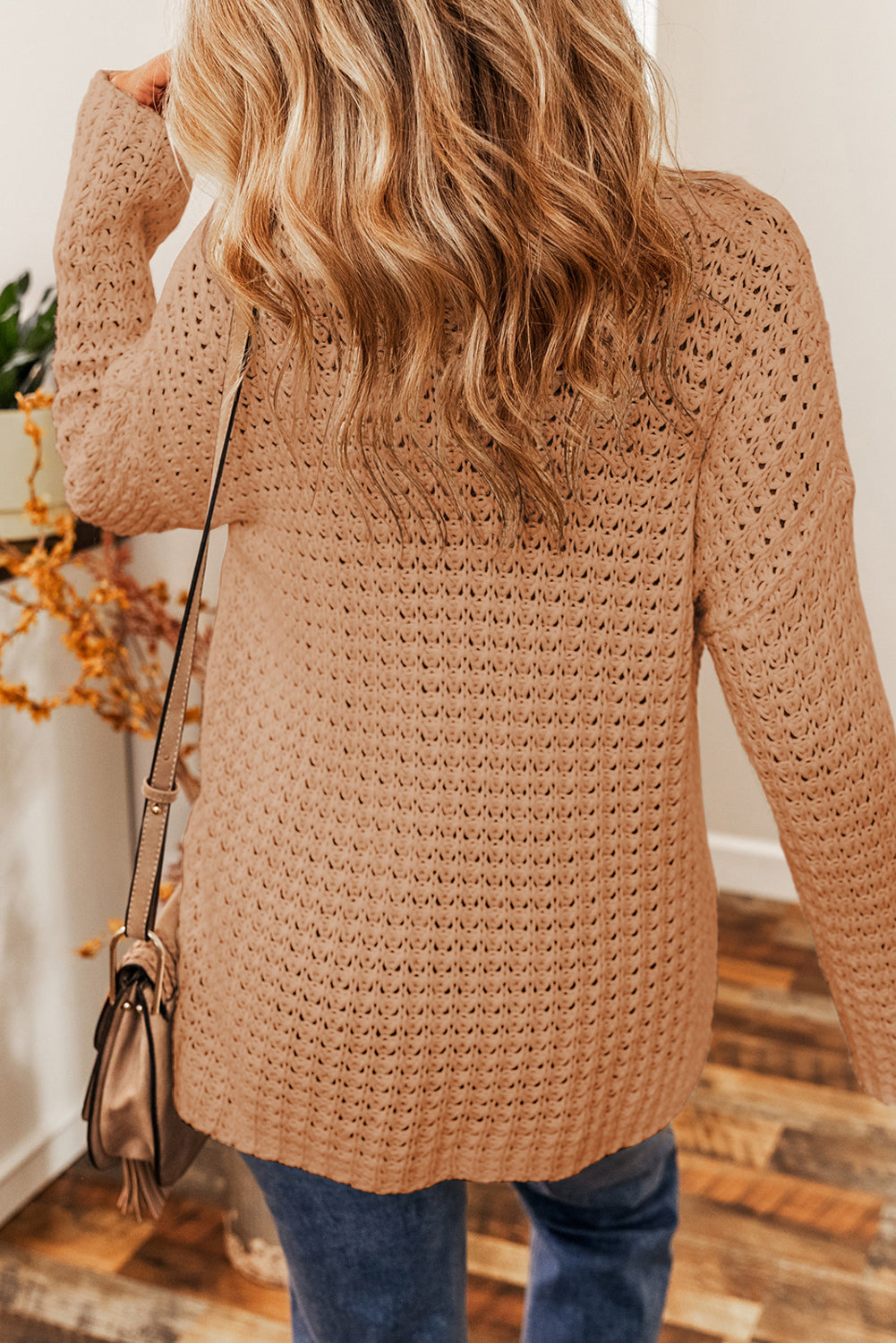 Svetlo francosko bež kvačkan pulover z v izrezom