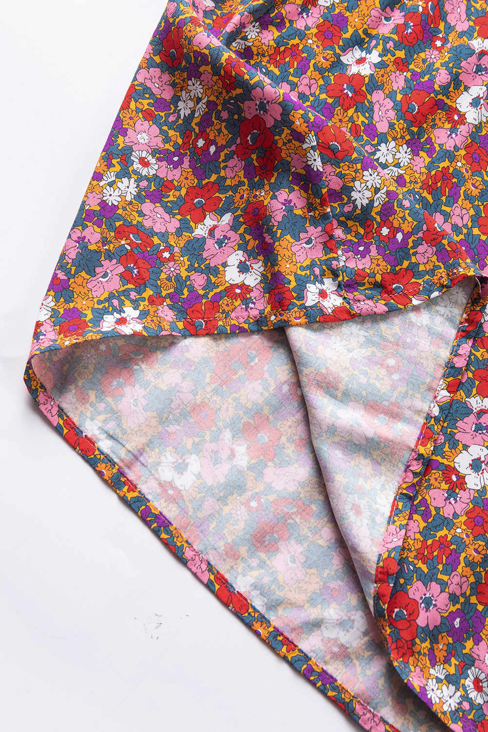 Lilafarbene, geknotete, hochgeschlossene Bluse mit Blumenmuster und Puffärmeln