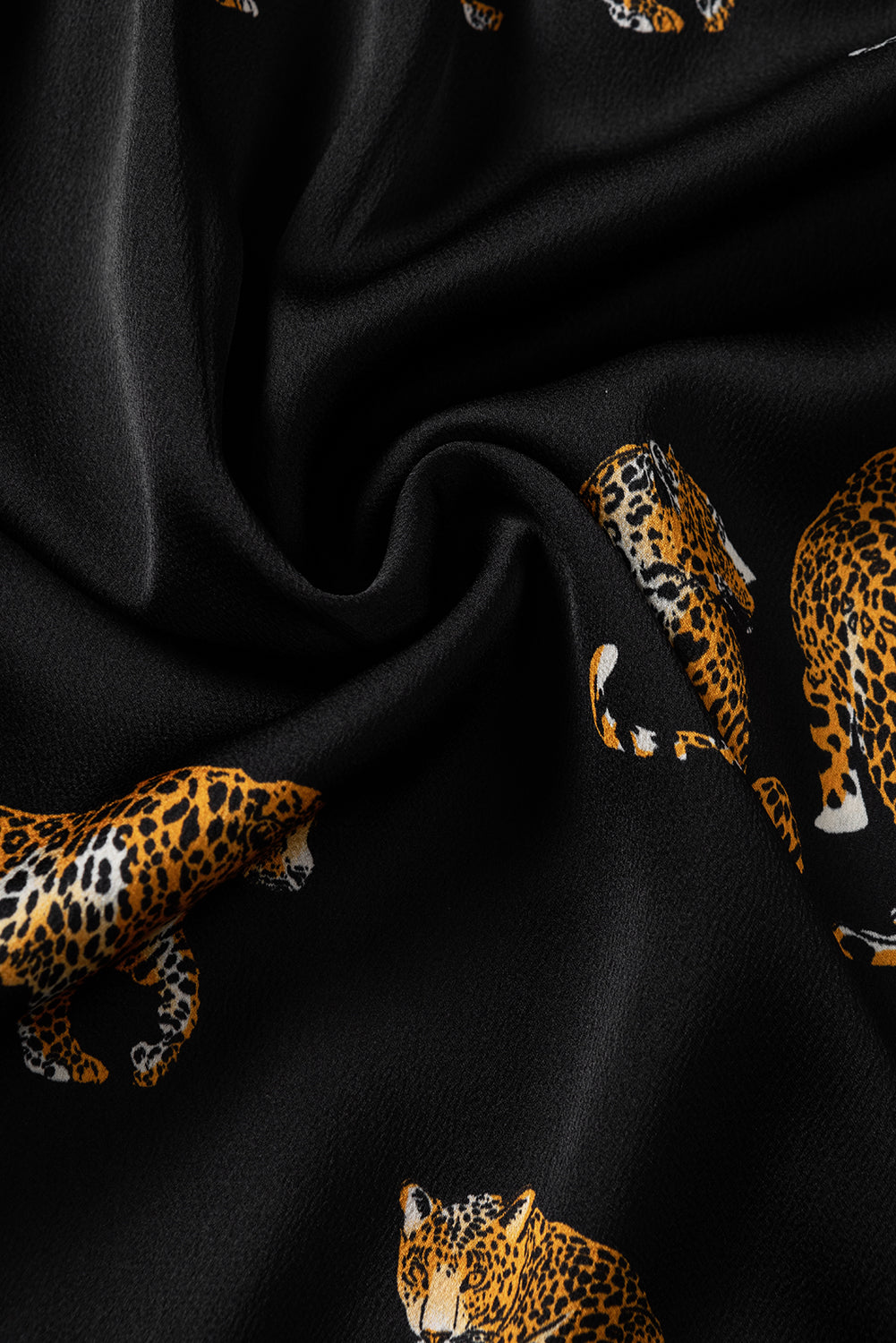Crna okretna haljina dugih rukava s uzorkom leoparda