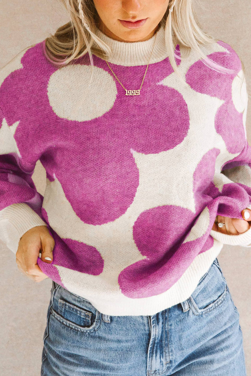 Svetlo roza pulover na spuščena ramena z velikim cvetličnim vzorcem