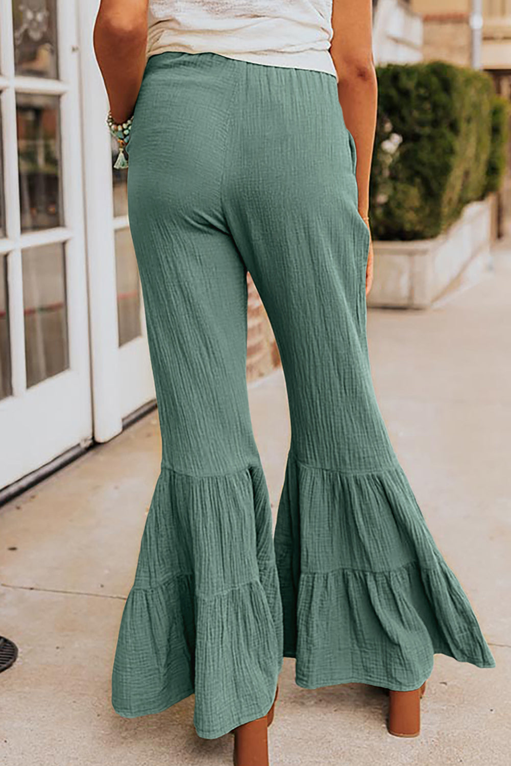 Pantalon vert texturé taille haute à volants et cloche