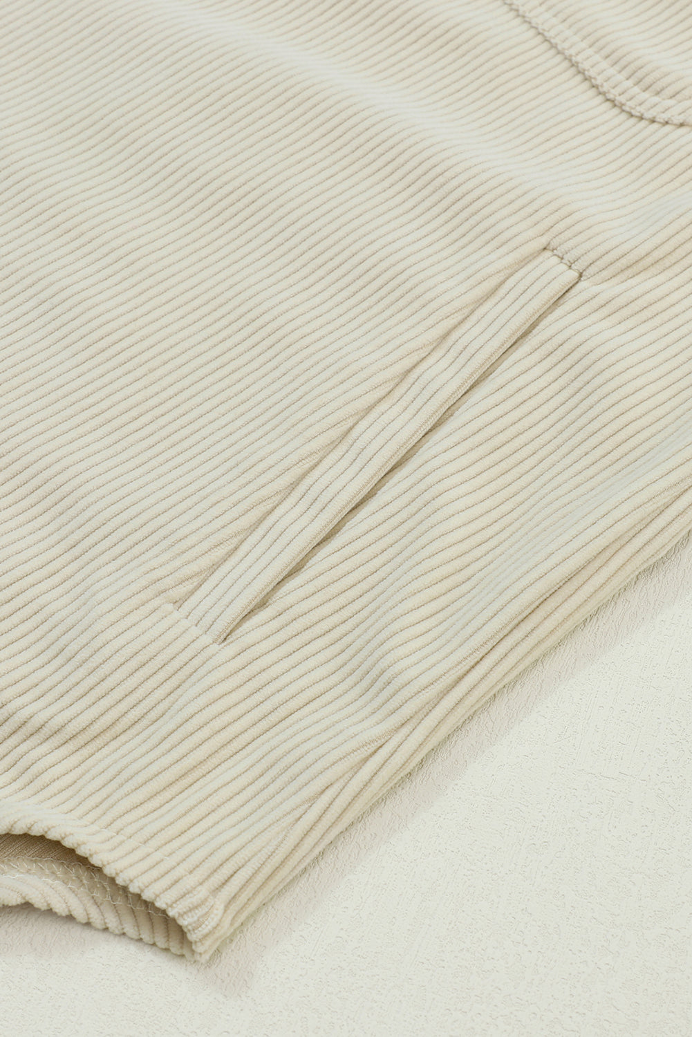 Veste longue boutonnée en velours côtelé avec poche sur le devant